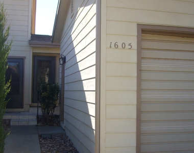 1605 W Canada Crescent - Photo Thumbnail 1