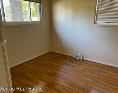 3906 Denfeld Avenue - Photo Thumbnail 5