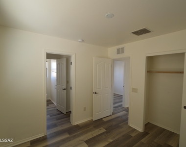 1595 W Blue Horizon Street - Photo Thumbnail 9