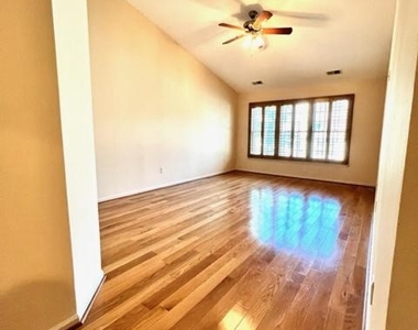 10929 Bloomingdale Drive - Photo Thumbnail 12