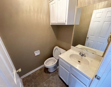 2310 W Hickory St Apt B - Photo Thumbnail 2