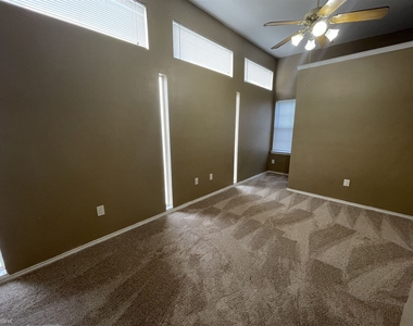 2310 W Hickory St Apt B - Photo Thumbnail 3