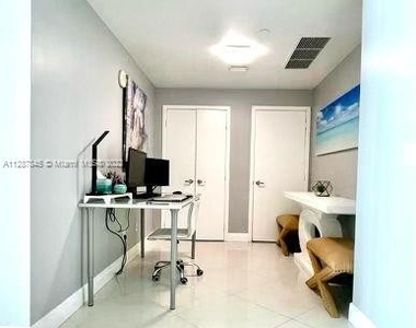 888 Biscayne Blvd (1+den) - Photo Thumbnail 0