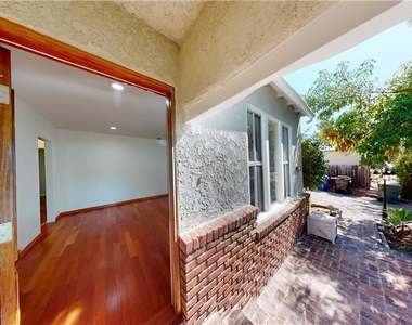 2847 Fairmount Ave - Photo Thumbnail 2