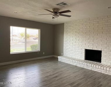 4903 W Onyx Avenue - Photo Thumbnail 6