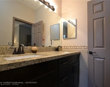 8842 S Isles Cir - Photo Thumbnail 5