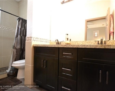 8842 S Isles Cir - Photo Thumbnail 4