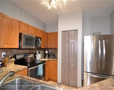 8842 S Isles Cir - Photo Thumbnail 2