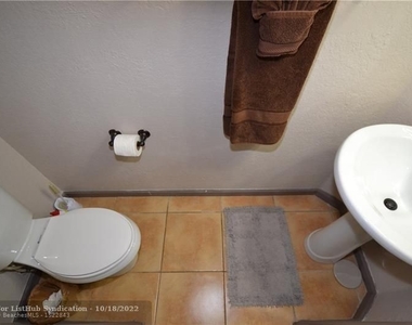 8842 S Isles Cir - Photo Thumbnail 10