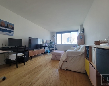 47-20 Center Boulevard - Photo Thumbnail 5