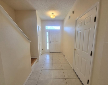 557 Vallance Way Ne - Photo Thumbnail 4