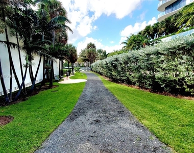 19333 Collins Ave - Photo Thumbnail 17