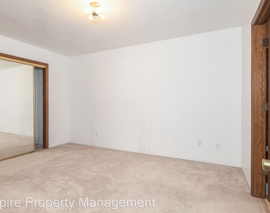 4936 Dartmouth Drive Unit 32 - Photo Thumbnail 5