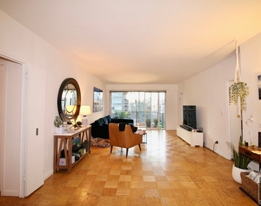 200 East 64th Street - Photo Thumbnail 2