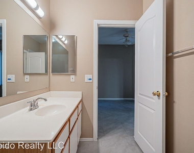 2929 W Yorkshire Dr Unit 2071 - Photo Thumbnail 17