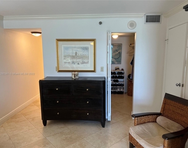 2625 Collins Ave - Photo Thumbnail 23