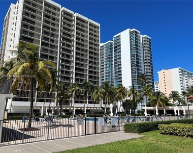 2625 Collins Ave - Photo Thumbnail 39