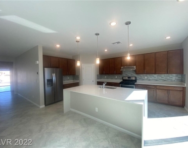 7497 West Mistral Avenue - Photo Thumbnail 14