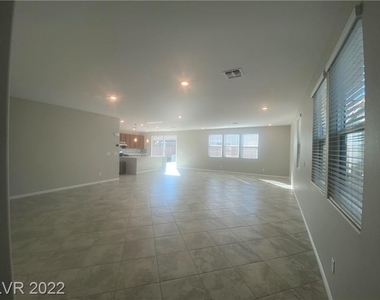 7497 West Mistral Avenue - Photo Thumbnail 9