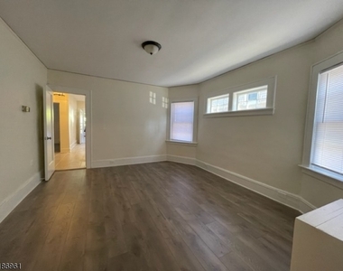 31 Elmwood Ave - Photo Thumbnail 5