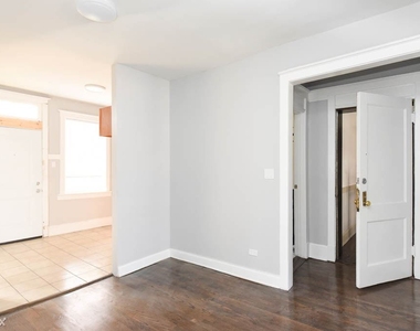 1251 W. Rosemont, Unit 4 - Photo Thumbnail 6