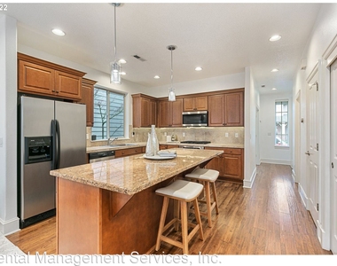 17335 Sw Montague Way - Photo Thumbnail 8