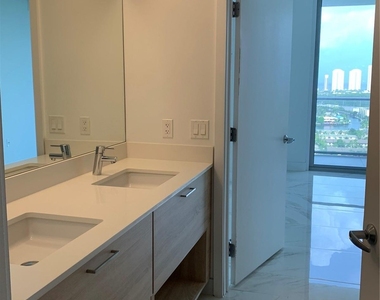 16385 Biscayne Blvd - Photo Thumbnail 16