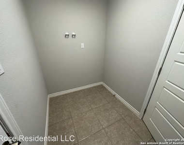 910 Rexford Dr - Photo Thumbnail 5