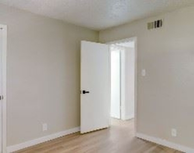 4520 Bennett Ave - Photo Thumbnail 4