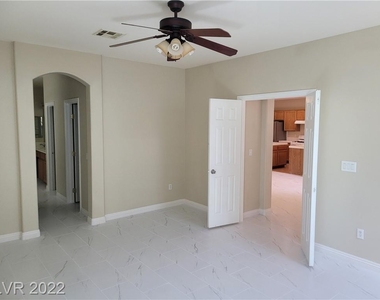 9719 Spinnaker Creek Avenue - Photo Thumbnail 15