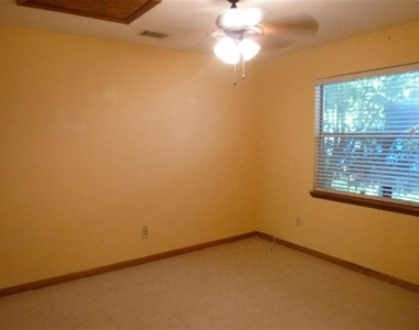 1465 Live Oak Dr - Photo Thumbnail 13