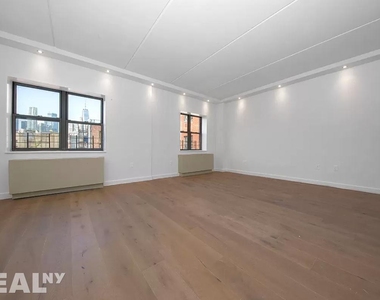 DIMES SQ/LES 2 BED 2 BATH!!! STEAL OF A DEAL!!! DOORMAN BUILDING AND NO FEE :) - Photo Thumbnail 2