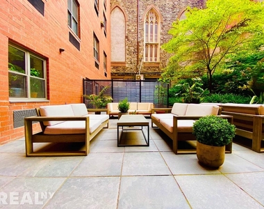 DIMES SQ/LES 2 BED 2 BATH!!! STEAL OF A DEAL!!! DOORMAN BUILDING AND NO FEE :) - Photo Thumbnail 10