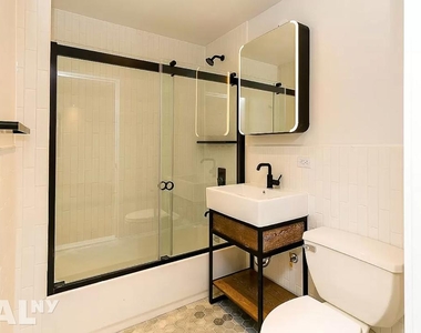 DIMES SQ/LES 2 BED 2 BATH!!! STEAL OF A DEAL!!! DOORMAN BUILDING AND NO FEE :) - Photo Thumbnail 8