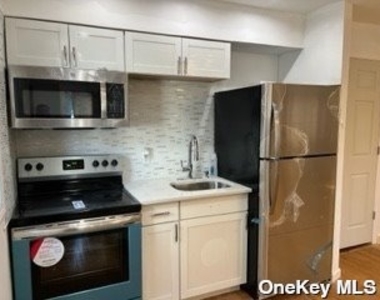 836 Kings Parkway - Photo Thumbnail 3