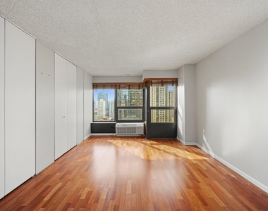 30 E Huron Street - Photo Thumbnail 8