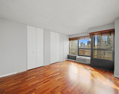 30 E Huron Street - Photo Thumbnail 9