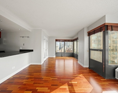 30 E Huron Street - Photo Thumbnail 3