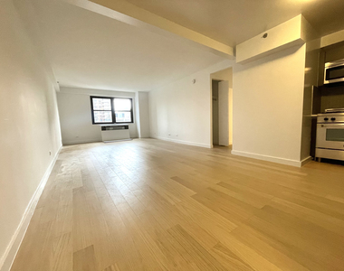 222 East 39th Street - Photo Thumbnail 1