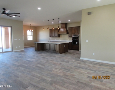 7124 S 257th Drive - Photo Thumbnail 3