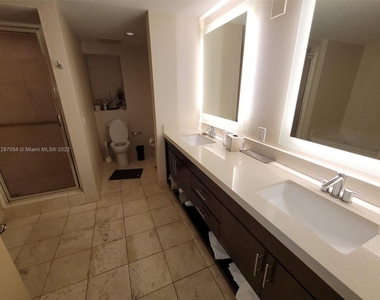 17375 Collins Ave - Photo Thumbnail 8