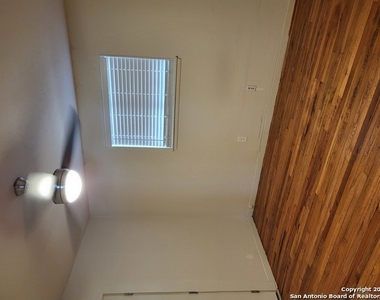 1609 W Summit Ave - Photo Thumbnail 8