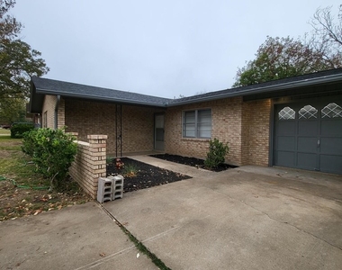 205 Manor Dr - Photo Thumbnail 2