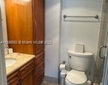 4301 Collins Ave - Photo Thumbnail 7