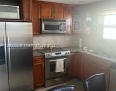 4301 Collins Ave - Photo Thumbnail 2