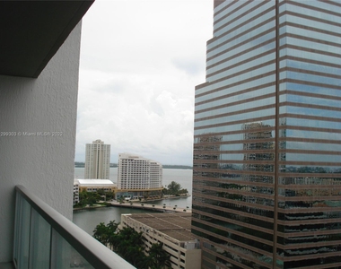 500 Brickell Ave - Photo Thumbnail 1