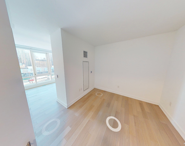 West 38th Street - Photo Thumbnail 3