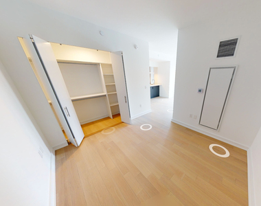 West 38th Street - Photo Thumbnail 4