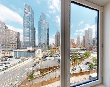 West 38th Street - Photo Thumbnail 1