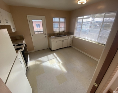 411 Colorado River Blvd - Photo Thumbnail 12